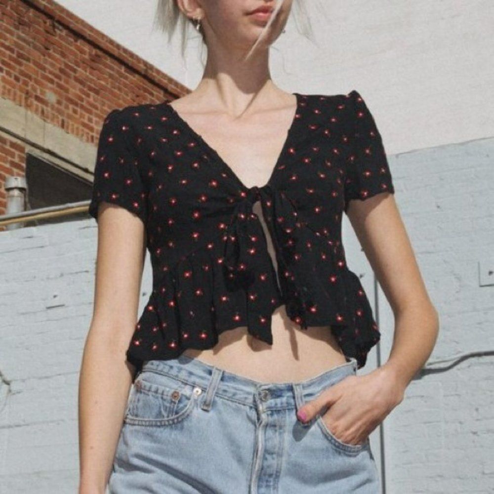Brandy Melville rare black floral Cora cropped tie top Woman XS/Small NWOT RARE
